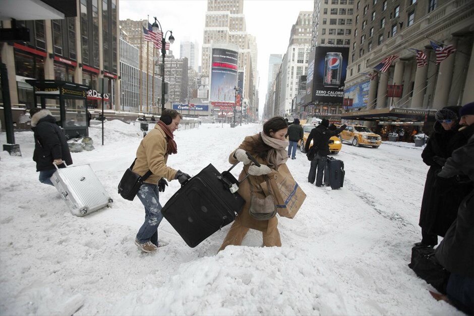 ΗΠΑ: Εντονες χιονοπτώσεις  #12. Ισχυρές χιονοθύελλες πλήττουν τις βορειοανατολικές Ηνωμένες Πολιτείες, με αποτέλεσμα την ακύρωση τουλάχιστον 2.000 πτήσεων και σοβαρά προβλήματα στις σιδηροδρομικές και οδικές μετακινήσεις. Κλειστά έως τις 16.00 τοπική ώρα τα αεροδρόμια της Νέας Υόρκης.