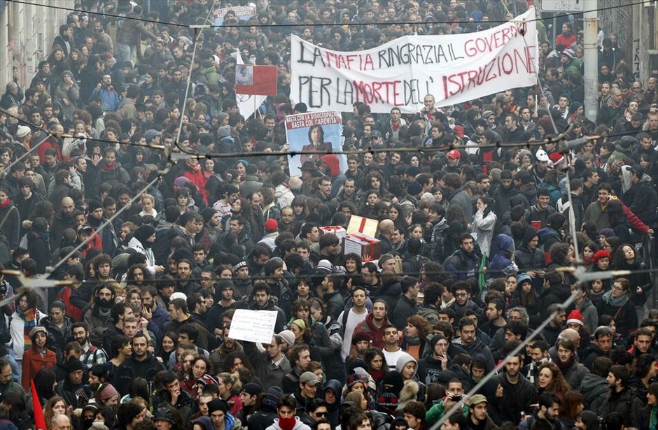 Ιταλία: Φοιτητικές διαδηλώσεις  #2. Χιλιάδες φοιτητές πραγματοποίησαν συγκέντρωση στη Ρώμη προκειμένου να διαμαρτυρηθούν για τη μεταρρύθμιση στην ανώτατη εκπαίδευση. Η αστυνομία απέκλεισε μεγάλα τμήματα του κέντρου της πόλης προκειμένου να αποτραπεί μία επανάληψη των βίαιων συγκρούσεων που σημειώθηκαν σε φοιτητική διαδήλωση την περασμένη εβδομάδα.