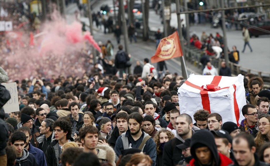 Ιταλία: Φοιτητικές διαδηλώσεις  #5. Χιλιάδες φοιτητές πραγματοποίησαν συγκέντρωση στη Ρώμη προκειμένου να διαμαρτυρηθούν για τη μεταρρύθμιση στην ανώτατη εκπαίδευση. Η αστυνομία απέκλεισε μεγάλα τμήματα του κέντρου της πόλης προκειμένου να αποτραπεί μία επανάληψη των βίαιων συγκρούσεων που σημειώθηκαν σε φοιτητική διαδήλωση την περασμένη εβδομάδα.