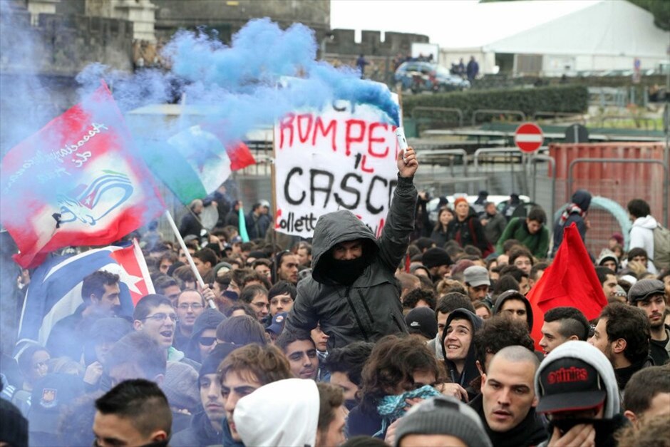 Ιταλία: Φοιτητικές διαδηλώσεις  #8. Χιλιάδες φοιτητές πραγματοποίησαν συγκέντρωση στη Ρώμη προκειμένου να διαμαρτυρηθούν για τη μεταρρύθμιση στην ανώτατη εκπαίδευση. Η αστυνομία απέκλεισε μεγάλα τμήματα του κέντρου της πόλης προκειμένου να αποτραπεί μία επανάληψη των βίαιων συγκρούσεων που σημειώθηκαν σε φοιτητική διαδήλωση την περασμένη εβδομάδα.