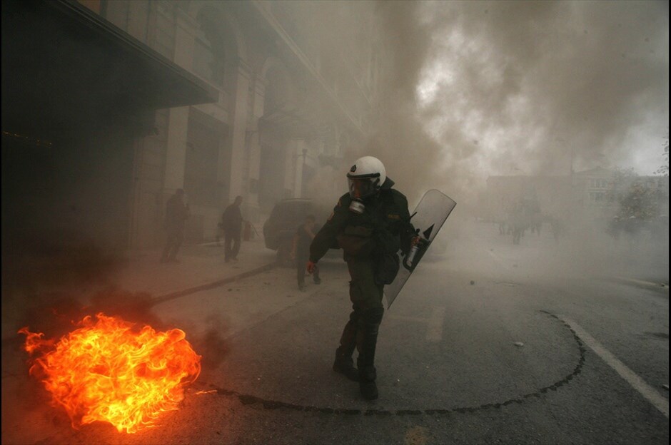 Επεισόδια στο Σύνταγμα #4. Φωτογραφίες: EPA, REUTERS, EUROKINISSI, AΠΕ-ΜΠΕ