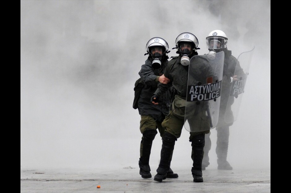 Επεισόδια στο Σύνταγμα #5. Φωτογραφίες: EPA, REUTERS, EUROKINISSI, AΠΕ-ΜΠΕ