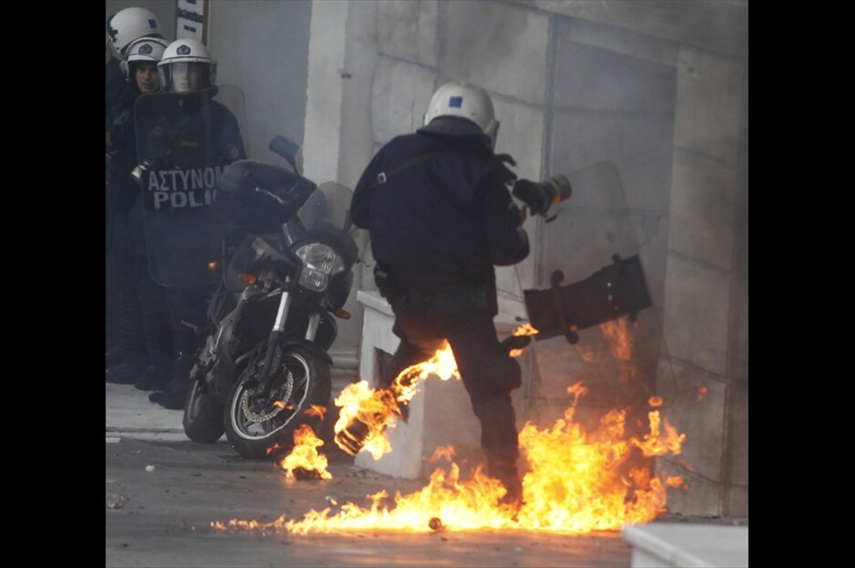 Επεισόδια στο Σύνταγμα #7. Φωτογραφίες: EPA, REUTERS,