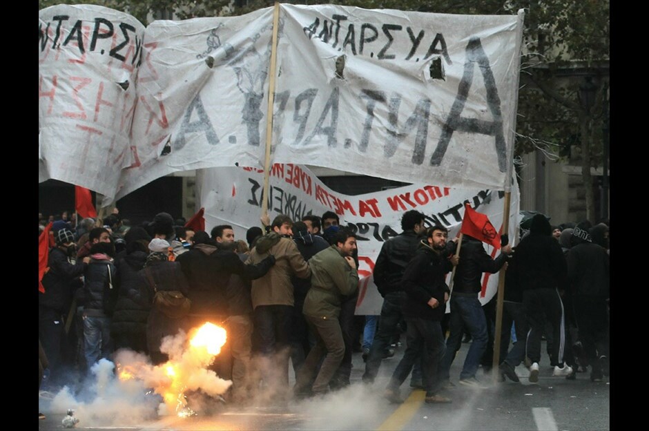 Επεισόδια στο Σύνταγμα #9. Φωτογραφίες: EPA, REUTERS, EUROKINISSI, AΠΕ-ΜΠΕ