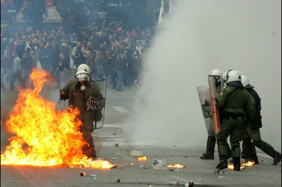 Επεισόδια στο Σύνταγμα #10. Φωτογραφίες: EPA, REUTERS, EUROKINISSI, AΠΕ-ΜΠΕ