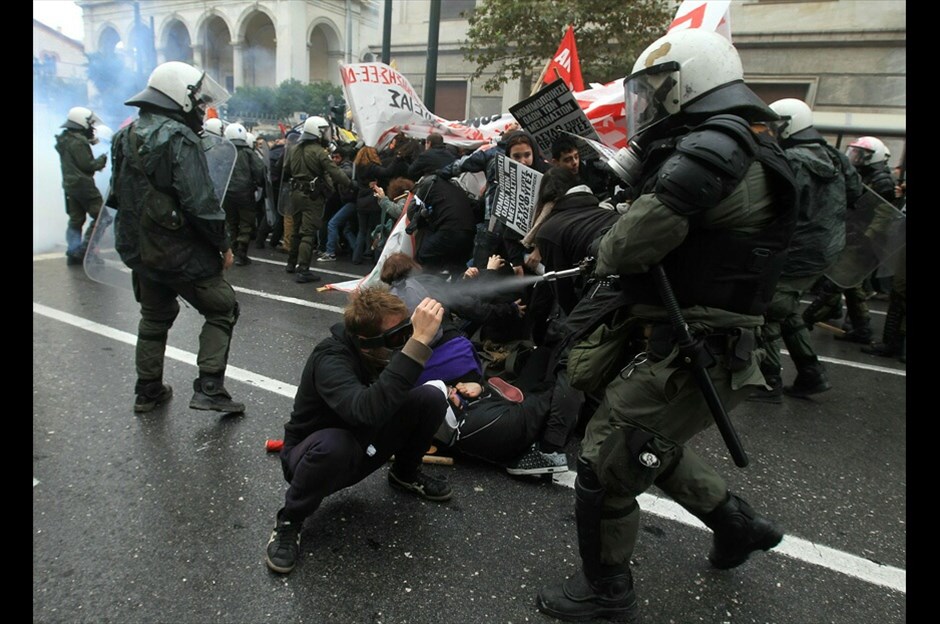 Επεισόδια στο Σύνταγμα #13. Φωτογραφίες: EPA, REUTERS, EUROKINISSI, AΠΕ-ΜΠΕ