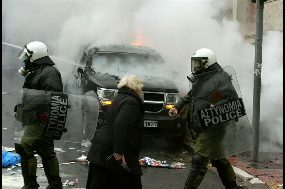 Επεισόδια στο Σύνταγμα #14. Φωτογραφίες: EPA, REUTERS, EUROKINISSI, AΠΕ-ΜΠΕ