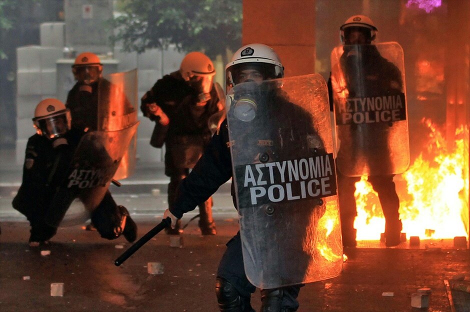 Επεισόδια στο Σύνταγμα #15. Φωτογραφίες: EPA, REUTERS, EUROKINISSI, AΠΕ-ΜΠΕ