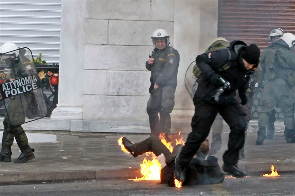 Επεισόδια στο Σύνταγμα #17. Φωτογραφίες: EPA, REUTERS, EUROKINISSI, AΠΕ-ΜΠΕ