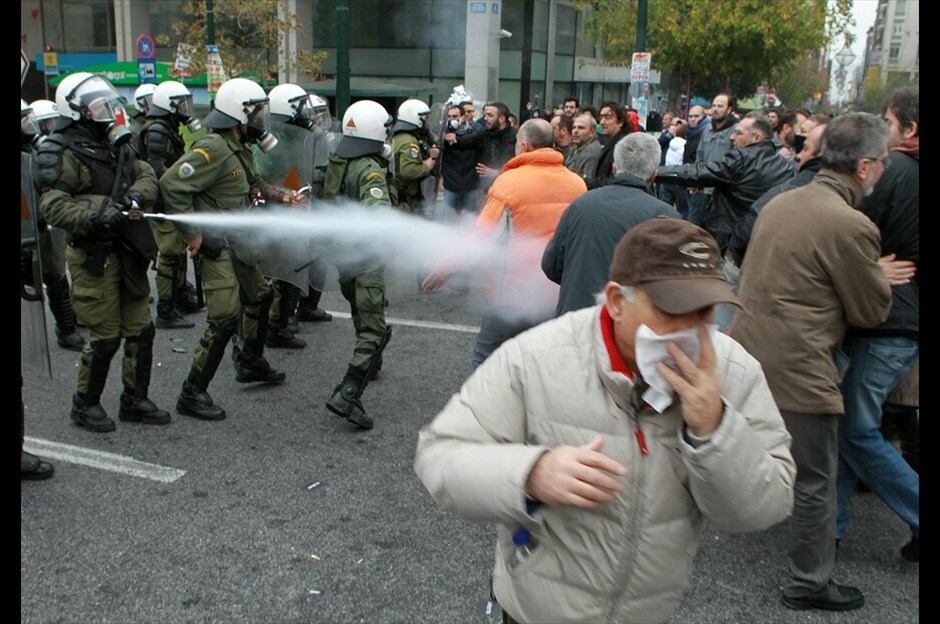 Επεισόδια στο Σύνταγμα #18. Φωτογραφίες: EPA, REUTERS, EUROKINISSI, AΠΕ-ΜΠΕ