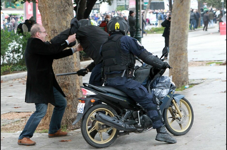 Επεισόδια στο Σύνταγμα #19. Φωτογραφίες: EPA, REUTERS, EUROKINISSI, AΠΕ-ΜΠΕ