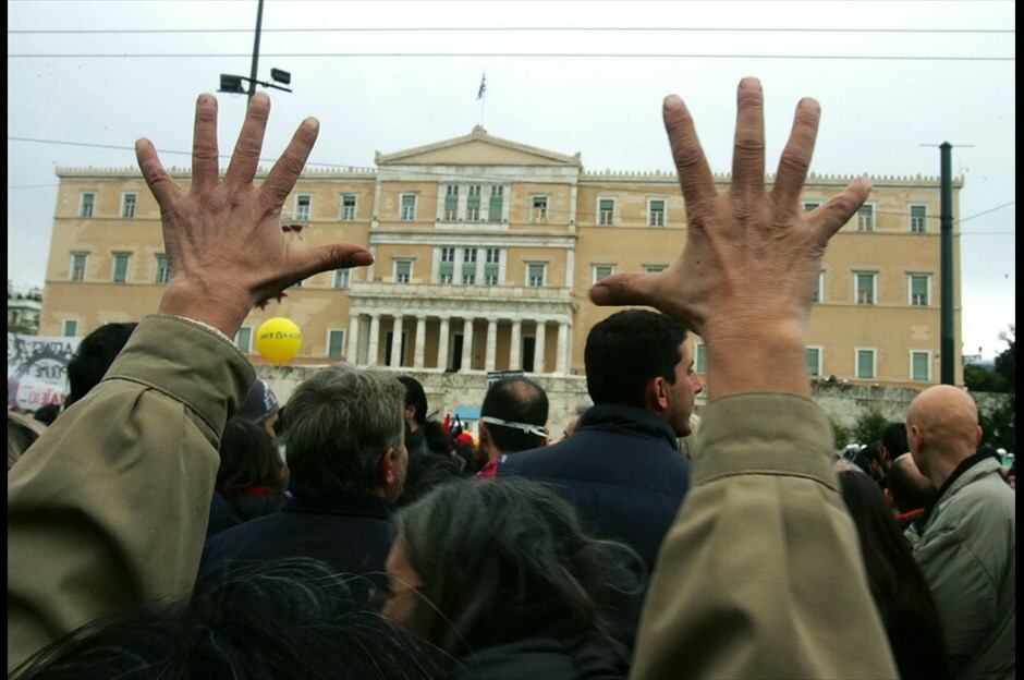 Επεισόδια στο Σύνταγμα #22. Φωτογραφίες: EPA, REUTERS, EUROKINISSI, AΠΕ-ΜΠΕ
