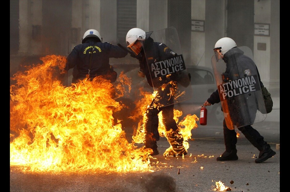 Επεισόδια στο Σύνταγμα #27. Φωτογραφίες: EPA,