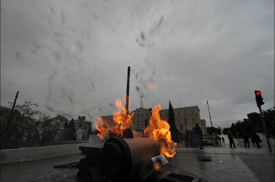 Επεισόδια στο Σύνταγμα #33. Φωτογραφίες: EPA, REUTERS, EUROKINISSI, AΠΕ-ΜΠΕ