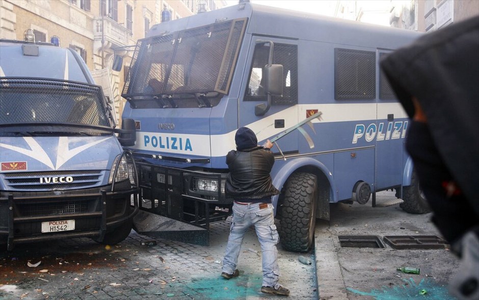 Επεισόδια στη Ρώμη #3. Η σημερινή ψηφοφορία για την πρόταση μομφής κατά του Σίλβιο Μπερλουσκόνι, διεξήχθη την ώρα που συγκεντρώσεις διαμαρτυρίας πραγματοποιούνταν στην πρωτεύουσα. Η αστυνομία είχε αποκλείσει το κέντρο της Ρώμης ενώ σημειώθηκαν συγκρούσεις με διαδηλωτές.