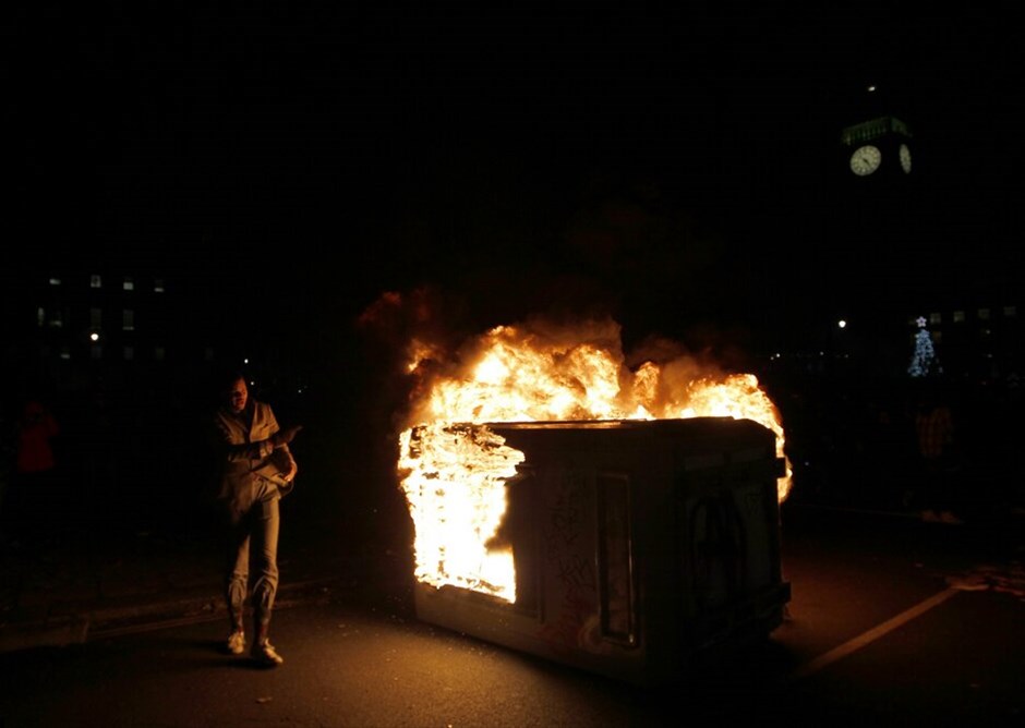 Λονδίνο: Φοιτητικές διαδηλώσεις #10. Σαράντα τρεις διαδηλωτές και 12 αστυνομικοί τραυματίστηκαν, ενώ πάνω από 20 άτομα συνελήφθησαν κατά τη διάρκεια φοιτητικών διαδηλώσεων στο Λονδίνο. Ομάδες φοιτητών που διαμαρτύρονταν για τις αυξήσεις στα διδακτρα των πανεπιστημίων έσπασαν τζαμαρίες καταστημάτων στην Όξφορντ Στριτ και έβαλαν φωτιές σε κάδους απορριμάτων.