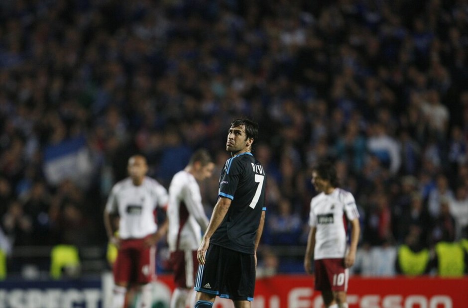 Champions League: Οι λεπτομέρειες της φάσης των ομίλων #19. Β’ Ομιλος: Η Μπενφίκα ήθελε ισοπαλία ή νίκη. Τελικά γνώρισε την ήττα, αλλά πήρε το εισιτήριο για το Europa League χάρη στο γκολ του Λακαζέτ της Λυόν, με το οποίο η γαλλική ομάδα ισοφάρισε τη Χάποελ τελ Αβίβ, αφήνοντας τους Ισραηλινούς στην τέταρτη θέση του ομίλου.