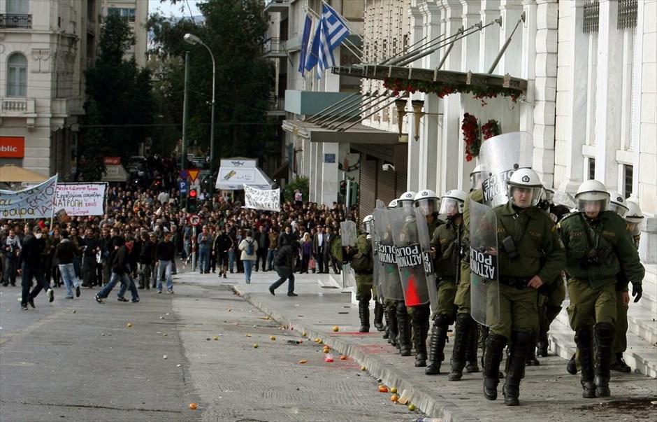 Επεισόδια στο κέντρο της Αθήνας #2. Επεισόδια σημειώθηκαν στο κέντρο της ΑΘήνας μεταξύ κουκουλοφόρων και Αστυνομίας στο περιθώριο της μαζικής πορείας μαθητών που ξεκίνησε από τα Προπύλαια και κατευθύνθηκε προς τη Βουλή.