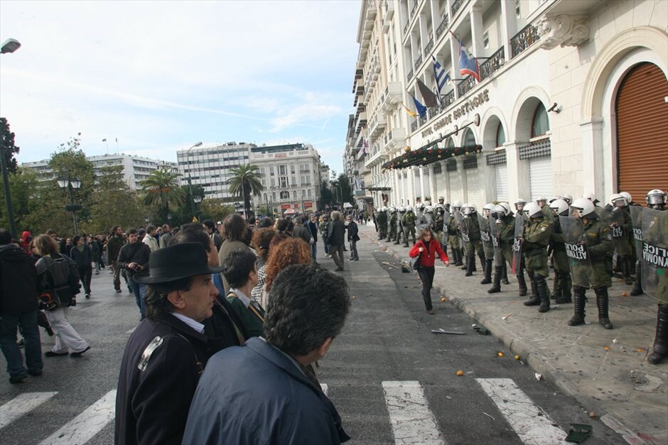 Επεισόδια στο κέντρο της Αθήνας #3. Επεισόδια σημειώθηκαν στο κέντρο της ΑΘήνας μεταξύ κουκουλοφόρων και Αστυνομίας στο περιθώριο της μαζικής πορείας μαθητών που ξεκίνησε από τα Προπύλαια και κατευθύνθηκε προς τη Βουλή.