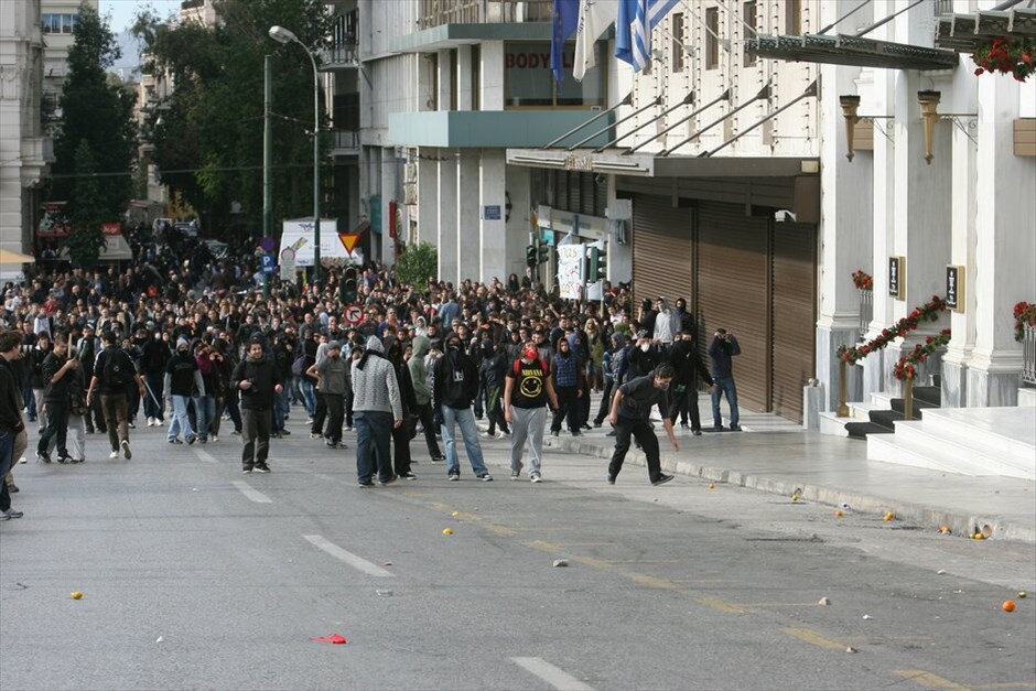 Επεισόδια στο κέντρο της Αθήνας #5. Επεισόδια σημειώθηκαν στο κέντρο της ΑΘήνας μεταξύ κουκουλοφόρων και Αστυνομίας στο περιθώριο της μαζικής πορείας μαθητών που ξεκίνησε από τα Προπύλαια και κατευθύνθηκε προς τη Βουλή.