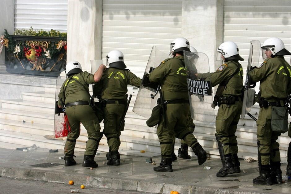 Επεισόδια στο κέντρο της Αθήνας #10. Επεισόδια σημειώθηκαν στο κέντρο της ΑΘήνας μεταξύ κουκουλοφόρων και Αστυνομίας στο περιθώριο της μαζικής πορείας μαθητών που ξεκίνησε από τα Προπύλαια και κατευθύνθηκε προς τη Βουλή.
