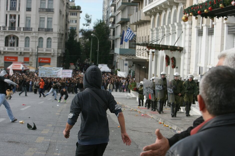 Επεισόδια στο κέντρο της Αθήνας #12. Επεισόδια σημειώθηκαν στο κέντρο της ΑΘήνας μεταξύ κουκουλοφόρων και Αστυνομίας στο περιθώριο της μαζικής πορείας μαθητών που ξεκίνησε από τα Προπύλαια και κατευθύνθηκε προς τη Βουλή.