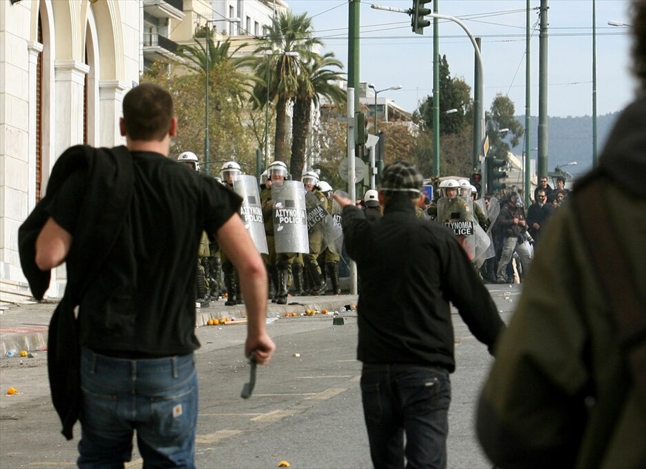 Επεισόδια στο κέντρο της Αθήνας #13. Επεισόδια σημειώθηκαν στο κέντρο της ΑΘήνας μεταξύ κουκουλοφόρων και Αστυνομίας στο περιθώριο της μαζικής πορείας μαθητών που ξεκίνησε από τα Προπύλαια και κατευθύνθηκε προς τη Βουλή.