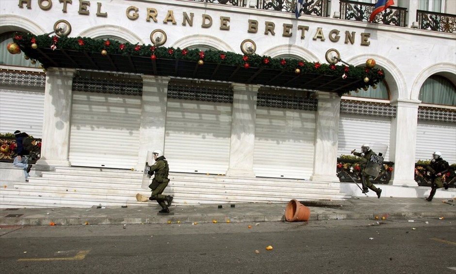 Επεισόδια στο κέντρο της Αθήνας #22. Επεισόδια σημειώθηκαν στο κέντρο της ΑΘήνας μεταξύ κουκουλοφόρων και Αστυνομίας στο περιθώριο της μαζικής πορείας μαθητών που ξεκίνησε από τα Προπύλαια και κατευθύνθηκε προς τη Βουλή.