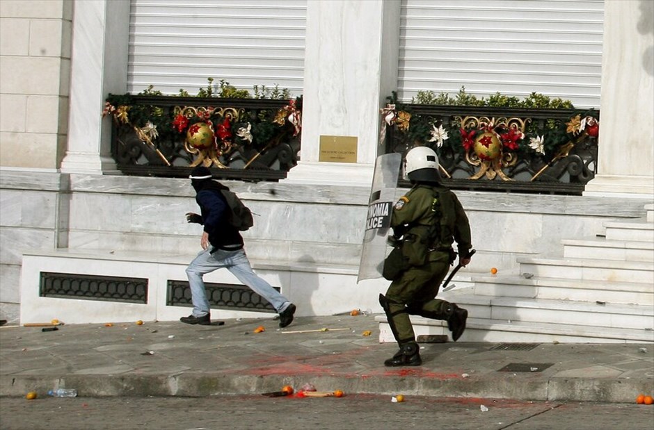 Επεισόδια στο κέντρο της Αθήνας #24. Επεισόδια σημειώθηκαν στο κέντρο της ΑΘήνας μεταξύ κουκουλοφόρων και Αστυνομίας στο περιθώριο της μαζικής πορείας μαθητών που ξεκίνησε από τα Προπύλαια και κατευθύνθηκε προς τη Βουλή.