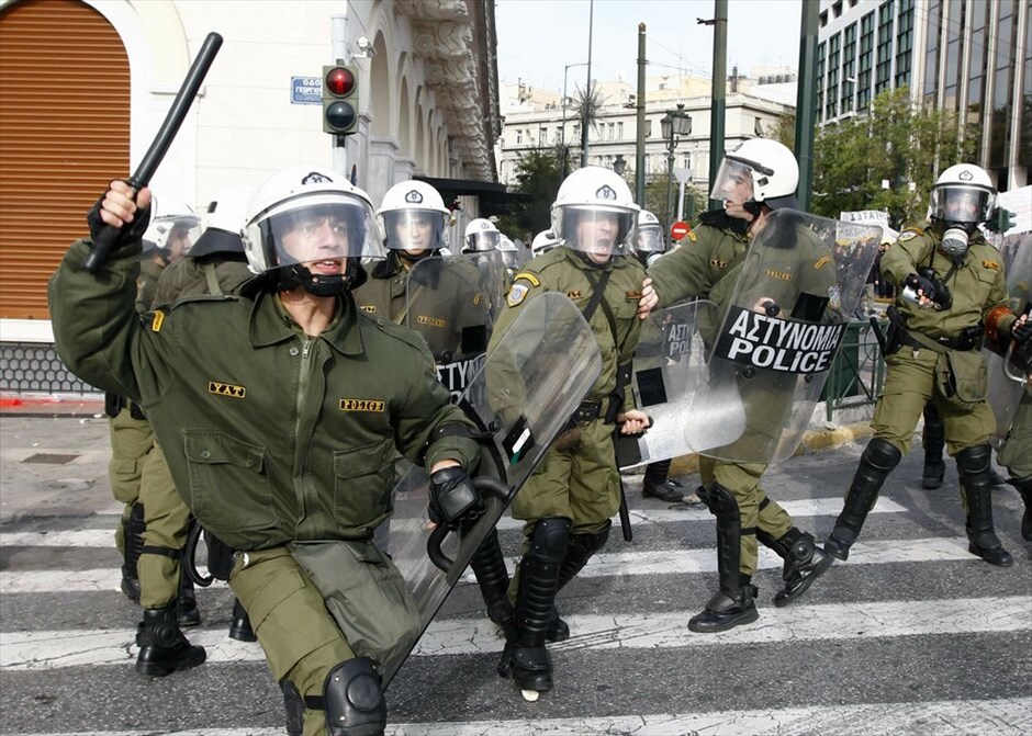 Επεισόδια στο κέντρο της Αθήνας #25. Επεισόδια σημειώθηκαν στο κέντρο της ΑΘήνας μεταξύ κουκουλοφόρων και Αστυνομίας στο περιθώριο της μαζικής πορείας μαθητών που ξεκίνησε από τα Προπύλαια και κατευθύνθηκε προς τη Βουλή.