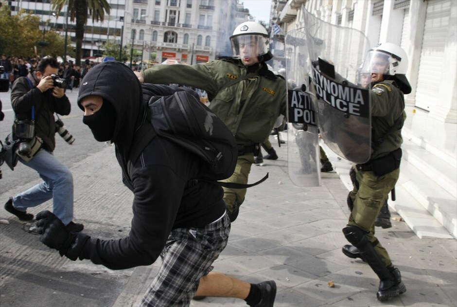 Επεισόδια στο κέντρο της Αθήνας #28. Επεισόδια σημειώθηκαν στο κέντρο της ΑΘήνας μεταξύ κουκουλοφόρων και Αστυνομίας στο περιθώριο της μαζικής πορείας μαθητών που ξεκίνησε από τα Προπύλαια και κατευθύνθηκε προς τη Βουλή.