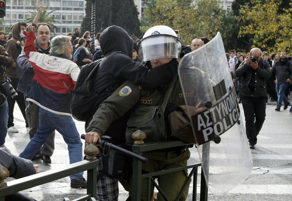 Επεισόδια στο κέντρο της Αθήνας #29. Επεισόδια σημειώθηκαν στο κέντρο της ΑΘήνας μεταξύ κουκουλοφόρων και Αστυνομίας στο περιθώριο της μαζικής πορείας μαθητών που ξεκίνησε από τα Προπύλαια και κατευθύνθηκε προς τη Βουλή.