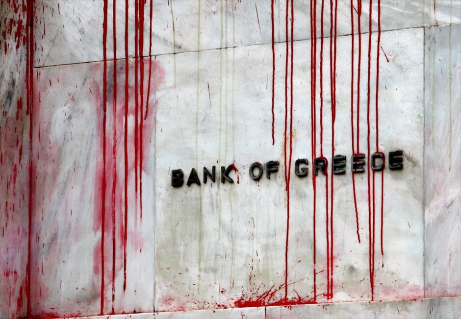Επεισόδια στο κέντρο της Αθήνας #31. Επεισόδια σημειώθηκαν στο κέντρο της ΑΘήνας μεταξύ κουκουλοφόρων και Αστυνομίας στο περιθώριο της μαζικής πορείας μαθητών που ξεκίνησε από τα Προπύλαια και κατευθύνθηκε προς τη Βουλή.