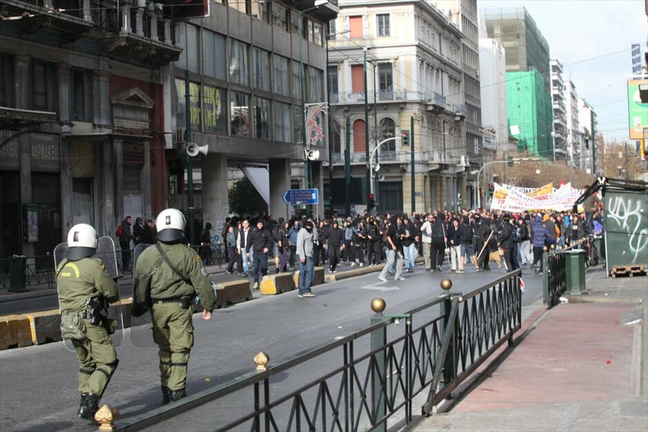 Επεισόδια στο κέντρο της Αθήνας #32. Επεισόδια σημειώθηκαν στο κέντρο της ΑΘήνας μεταξύ κουκουλοφόρων και Αστυνομίας στο περιθώριο της μαζικής πορείας μαθητών που ξεκίνησε από τα Προπύλαια και κατευθύνθηκε προς τη Βουλή.