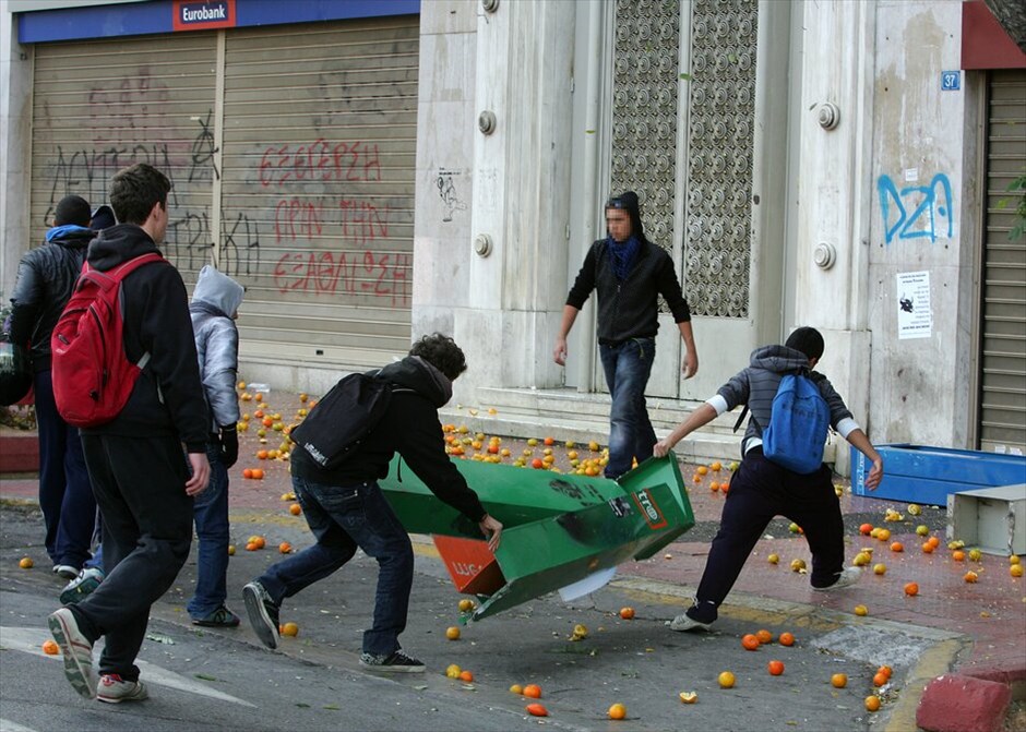 Επεισόδια στο κέντρο της Αθήνας #36. Επεισόδια σημειώθηκαν στο κέντρο της ΑΘήνας μεταξύ κουκουλοφόρων και Αστυνομίας στο περιθώριο της μαζικής πορείας μαθητών που ξεκίνησε από τα Προπύλαια και κατευθύνθηκε προς τη Βουλή.