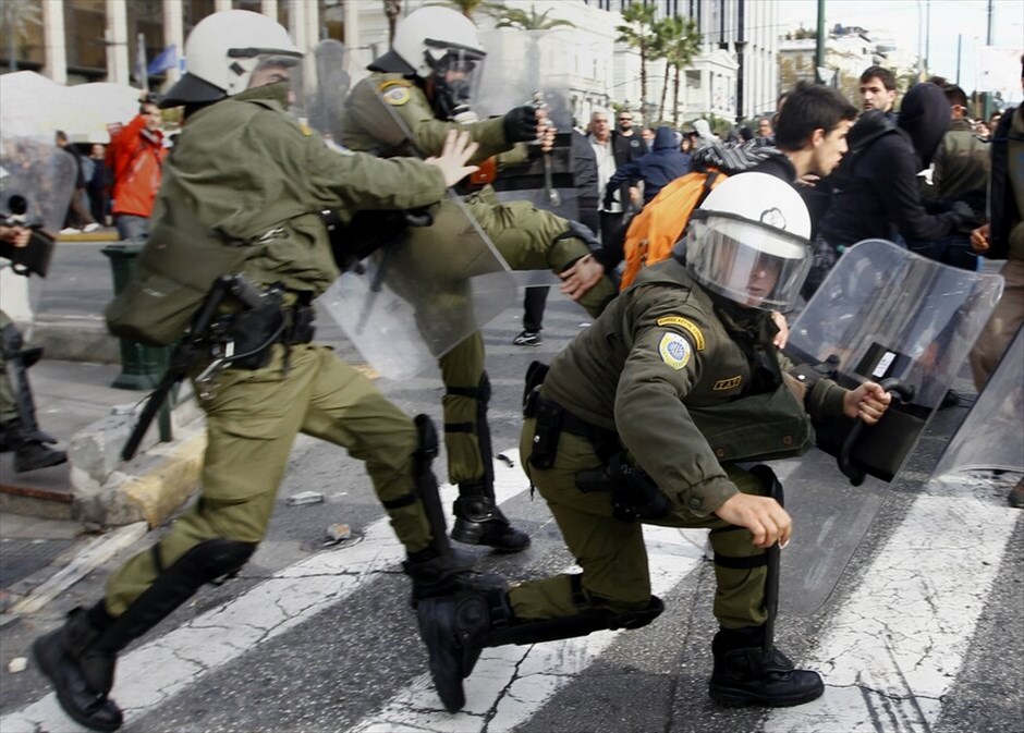 Επεισόδια στο κέντρο της Αθήνας #37. Επεισόδια σημειώθηκαν στο κέντρο της ΑΘήνας μεταξύ κουκουλοφόρων και Αστυνομίας στο περιθώριο της μαζικής πορείας μαθητών που ξεκίνησε από τα Προπύλαια και κατευθύνθηκε προς τη Βουλή.