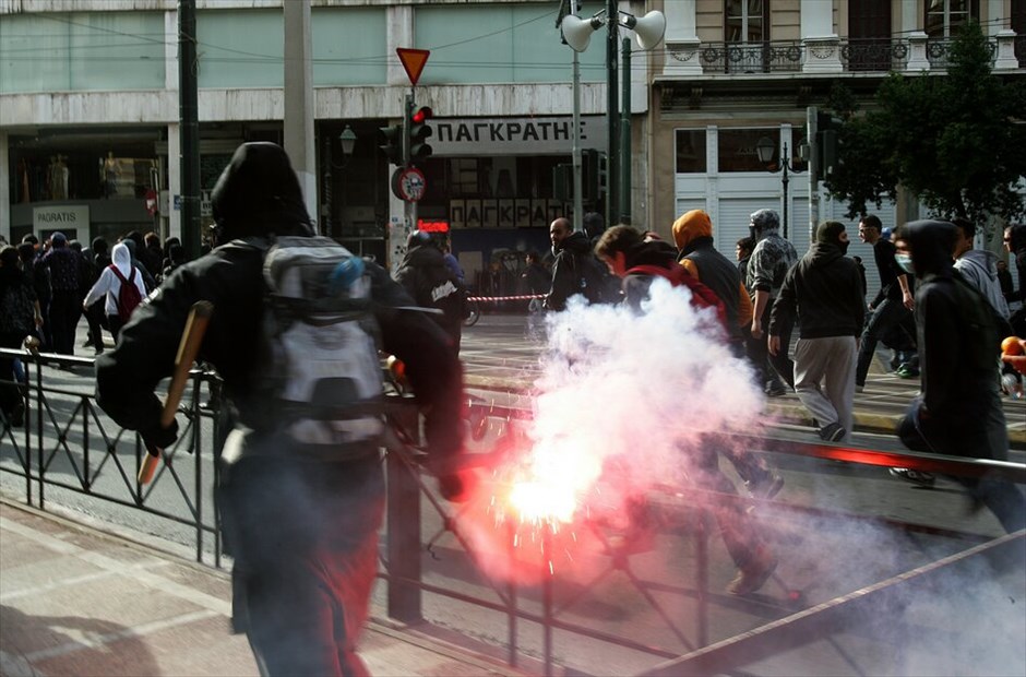 Επεισόδια στο κέντρο της Αθήνας #38. Επεισόδια σημειώθηκαν στο κέντρο της ΑΘήνας μεταξύ κουκουλοφόρων και Αστυνομίας στο περιθώριο της μαζικής πορείας μαθητών που ξεκίνησε από τα Προπύλαια και κατευθύνθηκε προς τη Βουλή.