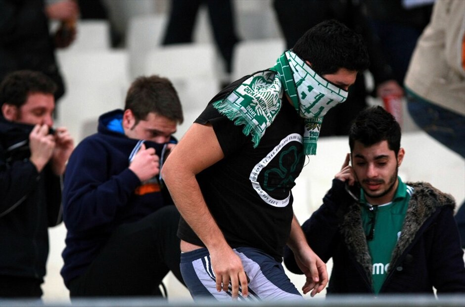 Σούπερ Λίγκα: Η δέκατη τρίτη αγωνιστική #3. Για περίπου ένα τέταρτο διεκόπη το Παναθηναϊκός-Πανασερραϊκός στο ΟΑΚΑ, λόγω επεισοδίων μεταξύ οπαδών των γηπεδούχων και της αστυνομίας. Πέντε λεπτά μετά το πρώτο σφύριγμα του διαιτητή οι δυο ομάδες αποχώρησαν από τον αγωνιστικό χώρο, κατευθυνόμενες προς τα αποδυτήρια, καθώς η ατμόσφαιρα στο γήπεδο είχε γίνει αποπνικτική από δακρυγόνα που χρησιμοποίησαν οι δυνάμεις ασφαλείας για να διαλύσουν μικρές ομάδες οπαδών που τους επιτέθηκαν.