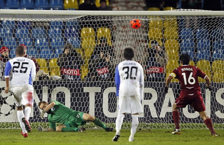 Champions League: Η πέμπτη αγωνιστική #26. Δ΄Ομιλος: Με ένα εύστοχο χτύπημα πέναλτι στις καθυστερήσεις του πρώτου ημιχρόνου η Ρούμπιν Καζάν κέρδισε στην έδρα της την Κοπεγχάγη με 1-0.