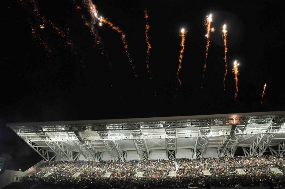 Εγκαίνια για το «AEL FC ARENA» #10. «ΑΕΛ, ΑΕΛ, ΑΕΛ», φώναζαν οι θεατές την ώρα που σουρούπωνε, πριν ο ουρανός γεμίσει χρώματα από τα πυροτεχνήματα που έκαναν ημέρα τη θεσσαλική νύχτα. Ούτε το ψιλόβροχο κατάφερε να κατευνάσει το πάθος τους. AΠΕ-ΜΠΕ/ΤΣΑΝΤΟΠΟΥΛΟΣ ΣΠΥΡΟΣ