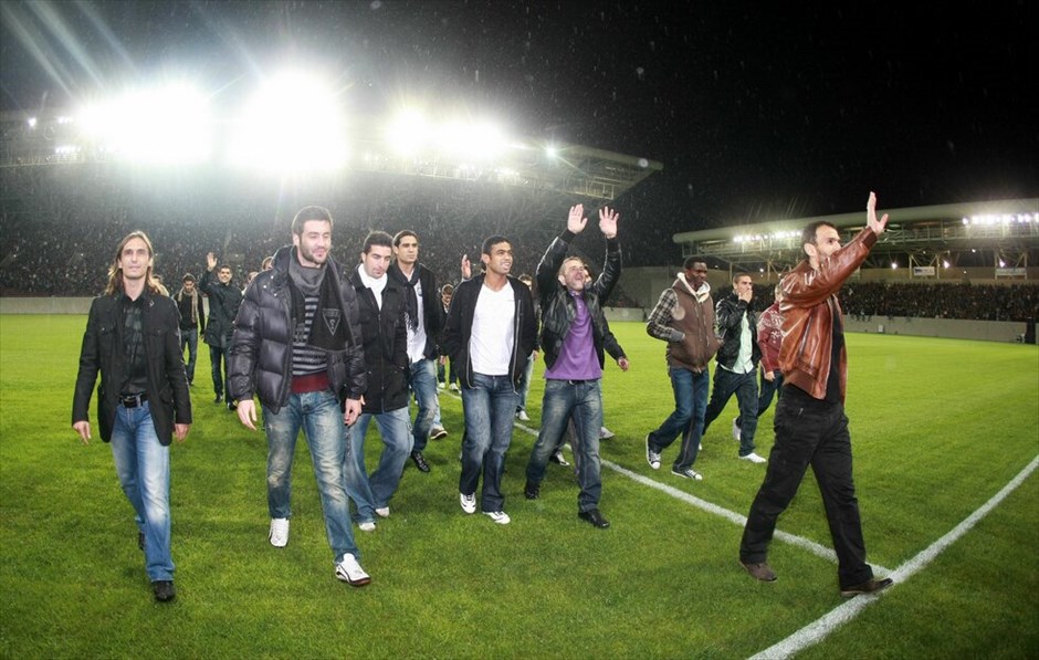 Εγκαίνια για το «AEL FC ARENA» #12. Οι «βυσσινί» ποδοσφαιριστές πάτησαν στο χορτάρι για πρώτη φορά και φυσικά αποθεώθηκαν.