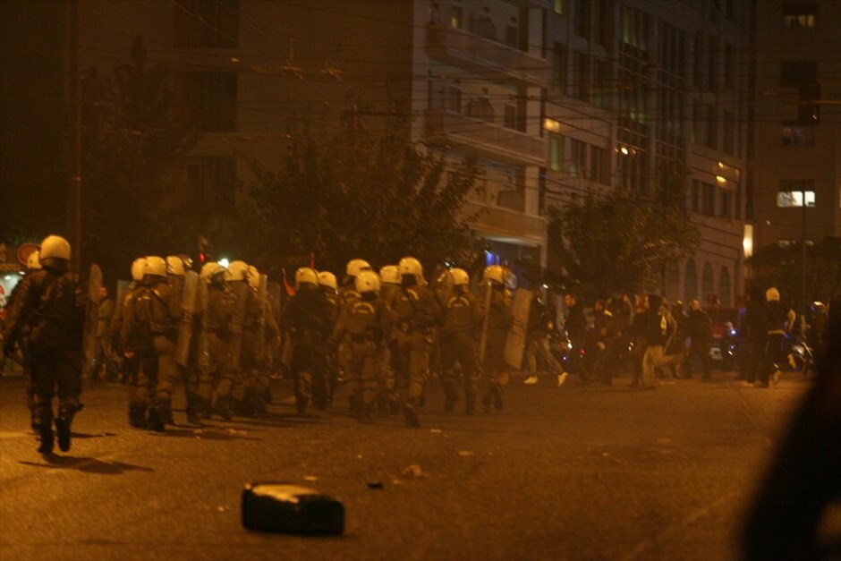 Επεισόδια έξω από την Αμερικανική πρεσβεία #1. Επεισόδια σημειώνονται έξω από την αμερικανική πρεσβεία, με συμπλοκές αστυνομικών και διαδηλωτών, κατά την ολοκλήρωση της πορείας για την επέτειο εξέγερσης του Πολυτεχνείου. Οι δυνάμεις των ΜΑΤ έκαναν έφοδο σε ομάδα που πετούσε πέτρες και άλλα αντικείμενα εναντίον τους, ενώ έκαναν χρήση χημικών και προχώρησαν σε προσαγωγές και συλλήψεις.