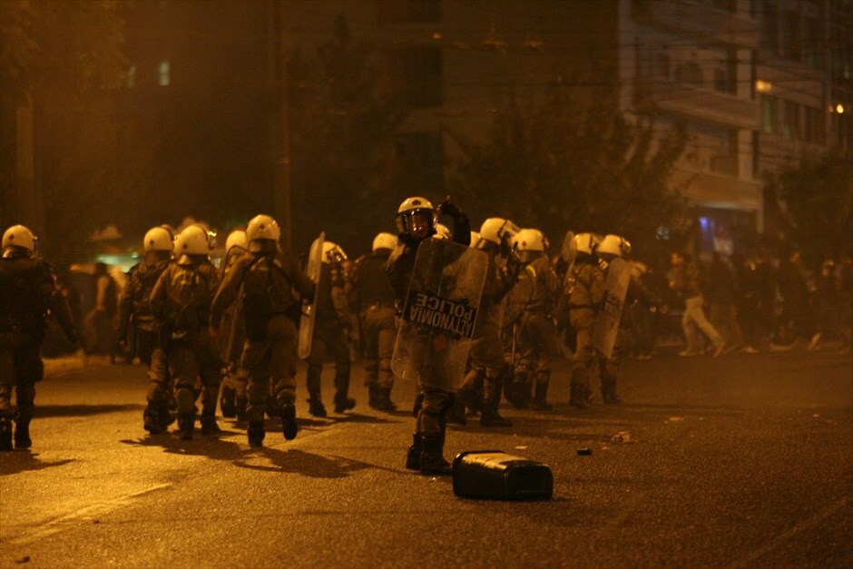 Επεισόδια έξω από την Αμερικανική πρεσβεία #2. Επεισόδια σημειώνονται έξω από την αμερικανική πρεσβεία, με συμπλοκές αστυνομικών και διαδηλωτών, κατά την ολοκλήρωση της πορείας για την επέτειο εξέγερσης του Πολυτεχνείου. Οι δυνάμεις των ΜΑΤ έκαναν έφοδο σε ομάδα που πετούσε πέτρες και άλλα αντικείμενα εναντίον τους, ενώ έκαναν χρήση χημικών και προχώρησαν σε προσαγωγές και συλλήψεις.