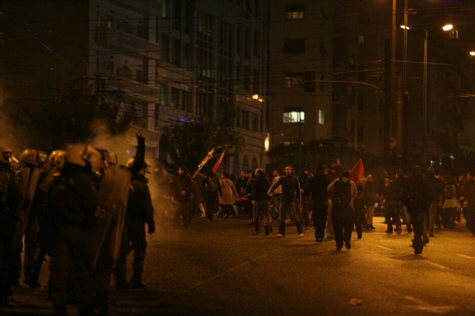 Επεισόδια έξω από την Αμερικανική πρεσβεία #3. Επεισόδια σημειώνονται έξω από την αμερικανική πρεσβεία, με συμπλοκές αστυνομικών και διαδηλωτών, κατά την ολοκλήρωση της πορείας για την επέτειο εξέγερσης του Πολυτεχνείου. Οι δυνάμεις των ΜΑΤ έκαναν έφοδο σε ομάδα που πετούσε πέτρες και άλλα αντικείμενα εναντίον τους, ενώ έκαναν χρήση χημικών και προχώρησαν σε προσαγωγές και συλλήψεις.