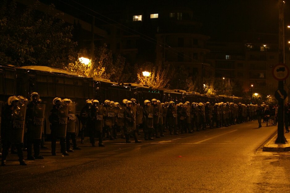 Επεισόδια έξω από την Αμερικανική πρεσβεία #7. Επεισόδια σημειώνονται έξω από την αμερικανική πρεσβεία, με συμπλοκές αστυνομικών και διαδηλωτών, κατά την ολοκλήρωση της πορείας για την επέτειο εξέγερσης του Πολυτεχνείου. Οι δυνάμεις των ΜΑΤ έκαναν έφοδο σε ομάδα που πετούσε πέτρες και άλλα αντικείμενα εναντίον τους, ενώ έκαναν χρήση χημικών και προχώρησαν σε προσαγωγές και συλλήψεις.