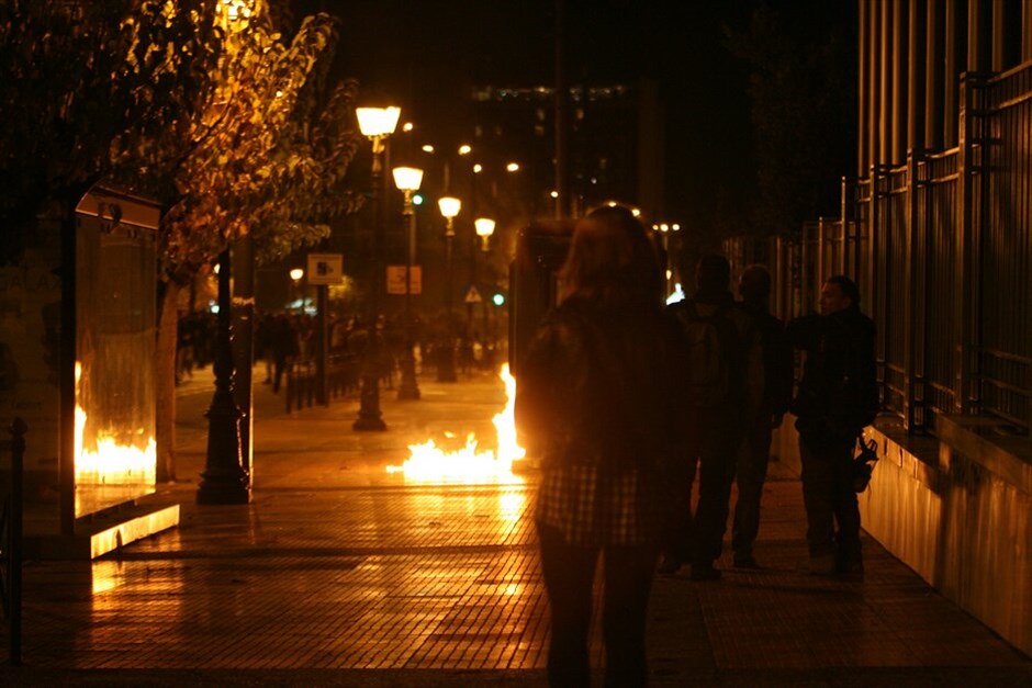 Επεισόδια έξω από την Αμερικανική πρεσβεία #8. Επεισόδια σημειώνονται έξω από την αμερικανική πρεσβεία, με συμπλοκές αστυνομικών και διαδηλωτών, κατά την ολοκλήρωση της πορείας για την επέτειο εξέγερσης του Πολυτεχνείου. Οι δυνάμεις των ΜΑΤ έκαναν έφοδο σε ομάδα που πετούσε πέτρες και άλλα αντικείμενα εναντίον τους, ενώ έκαναν χρήση χημικών και προχώρησαν σε προσαγωγές και συλλήψεις.