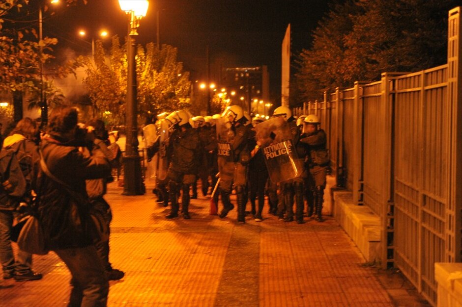 Επεισόδια έξω από την Αμερικανική πρεσβεία #10. Επεισόδια σημειώνονται έξω από την αμερικανική πρεσβεία, με συμπλοκές αστυνομικών και διαδηλωτών, κατά την ολοκλήρωση της πορείας για την επέτειο εξέγερσης του Πολυτεχνείου. Οι δυνάμεις των ΜΑΤ έκαναν έφοδο σε ομάδα που πετούσε πέτρες και άλλα αντικείμενα εναντίον τους, ενώ έκαναν χρήση χημικών και προχώρησαν σε προσαγωγές και συλλήψεις.