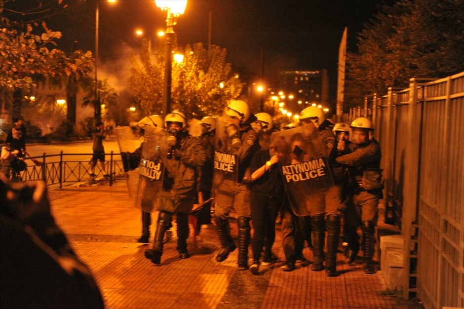 Επεισόδια έξω από την Αμερικανική πρεσβεία #11. Επεισόδια σημειώνονται έξω από την αμερικανική πρεσβεία, με συμπλοκές αστυνομικών και διαδηλωτών, κατά την ολοκλήρωση της πορείας για την επέτειο εξέγερσης του Πολυτεχνείου. Οι δυνάμεις των ΜΑΤ έκαναν έφοδο σε ομάδα που πετούσε πέτρες και άλλα αντικείμενα εναντίον τους, ενώ έκαναν χρήση χημικών και προχώρησαν σε προσαγωγές και συλλήψεις.