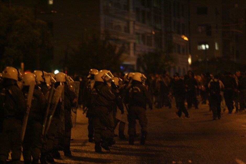 Επεισόδια έξω από την Αμερικανική πρεσβεία #13. Επεισόδια σημειώνονται έξω από την αμερικανική πρεσβεία, με συμπλοκές αστυνομικών και διαδηλωτών, κατά την ολοκλήρωση της πορείας για την επέτειο εξέγερσης του Πολυτεχνείου. Οι δυνάμεις των ΜΑΤ έκαναν έφοδο σε ομάδα που πετούσε πέτρες και άλλα αντικείμενα εναντίον τους, ενώ έκαναν χρήση χημικών και προχώρησαν σε προσαγωγές και συλλήψεις.