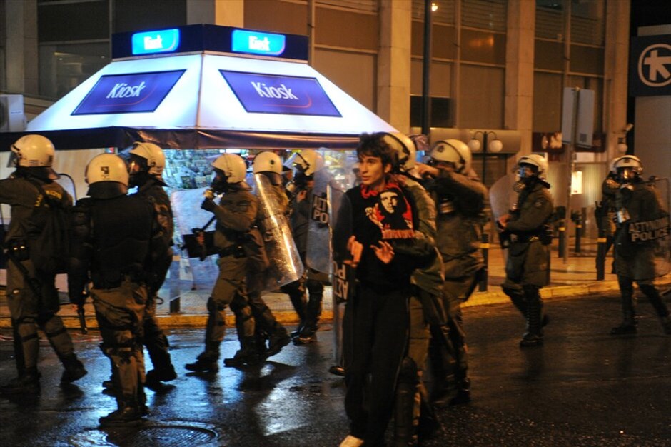 Επεισόδια έξω από την Αμερικανική πρεσβεία #15. Επεισόδια σημειώνονται έξω από την αμερικανική πρεσβεία, με συμπλοκές αστυνομικών και διαδηλωτών, κατά την ολοκλήρωση της πορείας για την επέτειο εξέγερσης του Πολυτεχνείου. Οι δυνάμεις των ΜΑΤ έκαναν έφοδο σε ομάδα που πετούσε πέτρες και άλλα αντικείμενα εναντίον τους, ενώ έκαναν χρήση χημικών και προχώρησαν σε προσαγωγές και συλλήψεις.